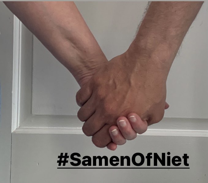 Twee handen die elkaar vasthouden tegen de achtergrond van een witte deur. Daaronder in het zwart de hashtag #SamenOfNiet